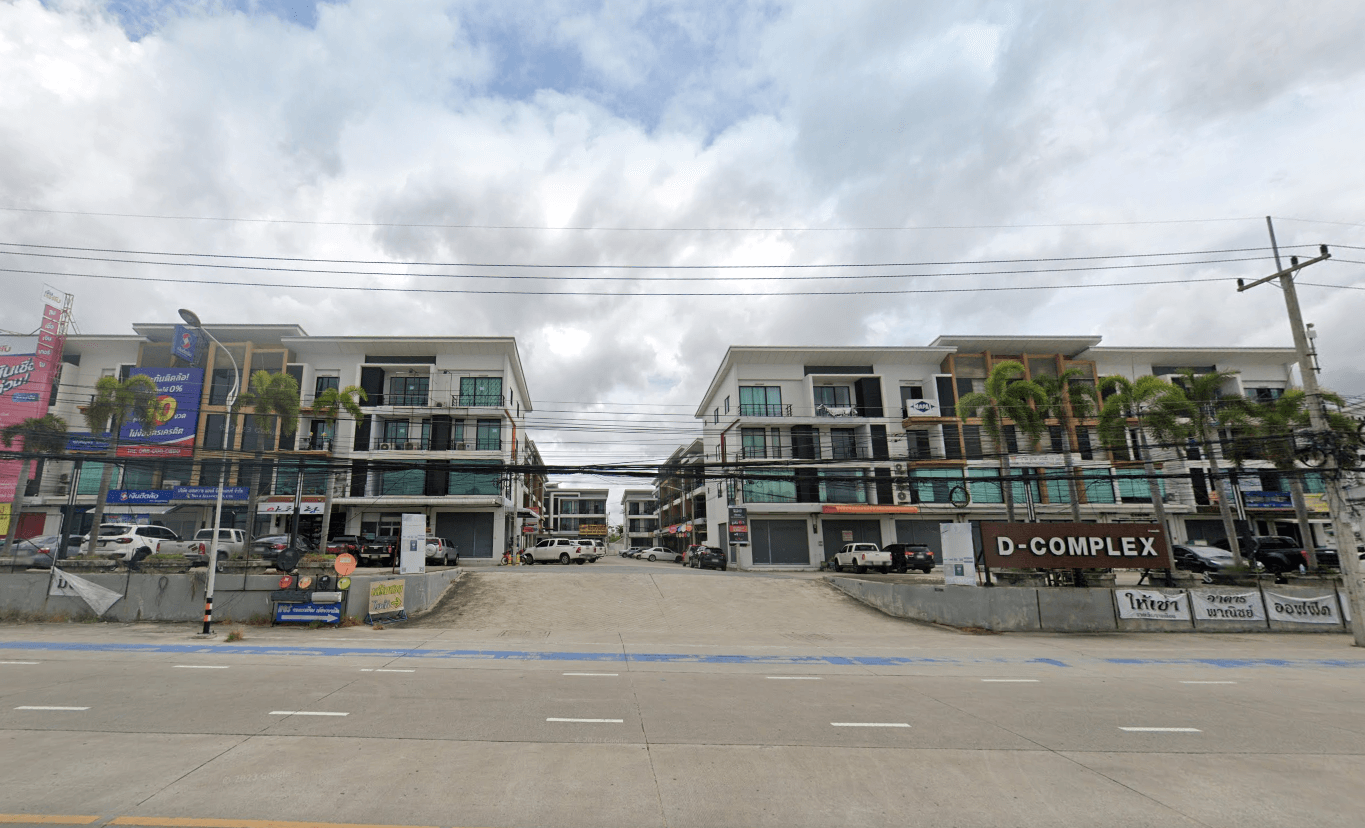 ชื่อโครงการ ดีคอมเพล็กซ์ ศรีราชา-นิคมปิ่นทอง 1