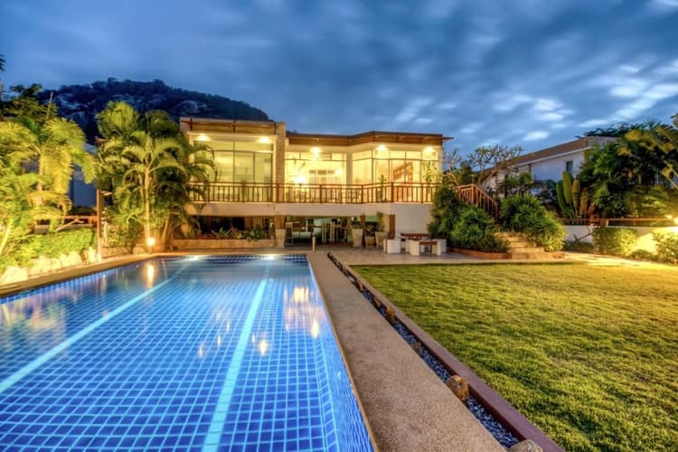 Modern Lakeside main view