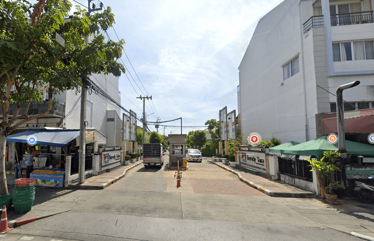 Trendy Tara main view