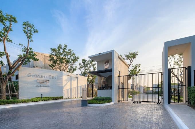 Baan Klang Muang Srinakarin-Onnut main view