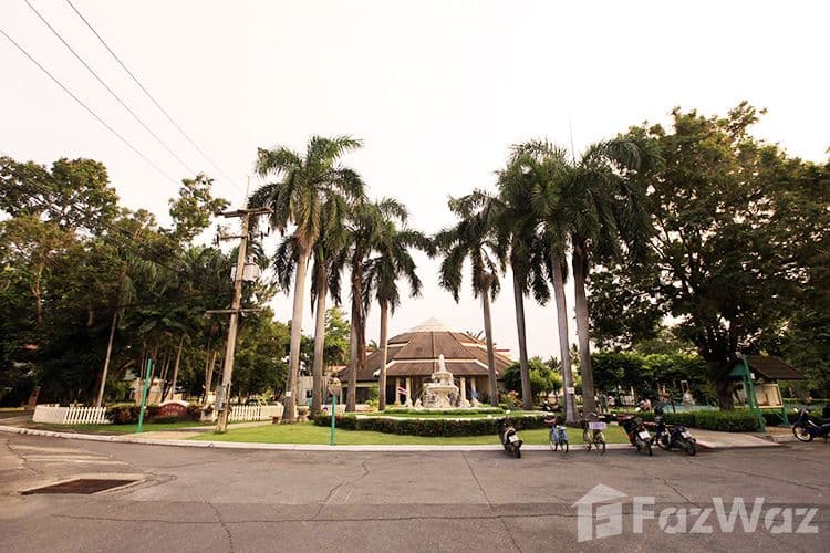 Maneerin Lake and Lagoon