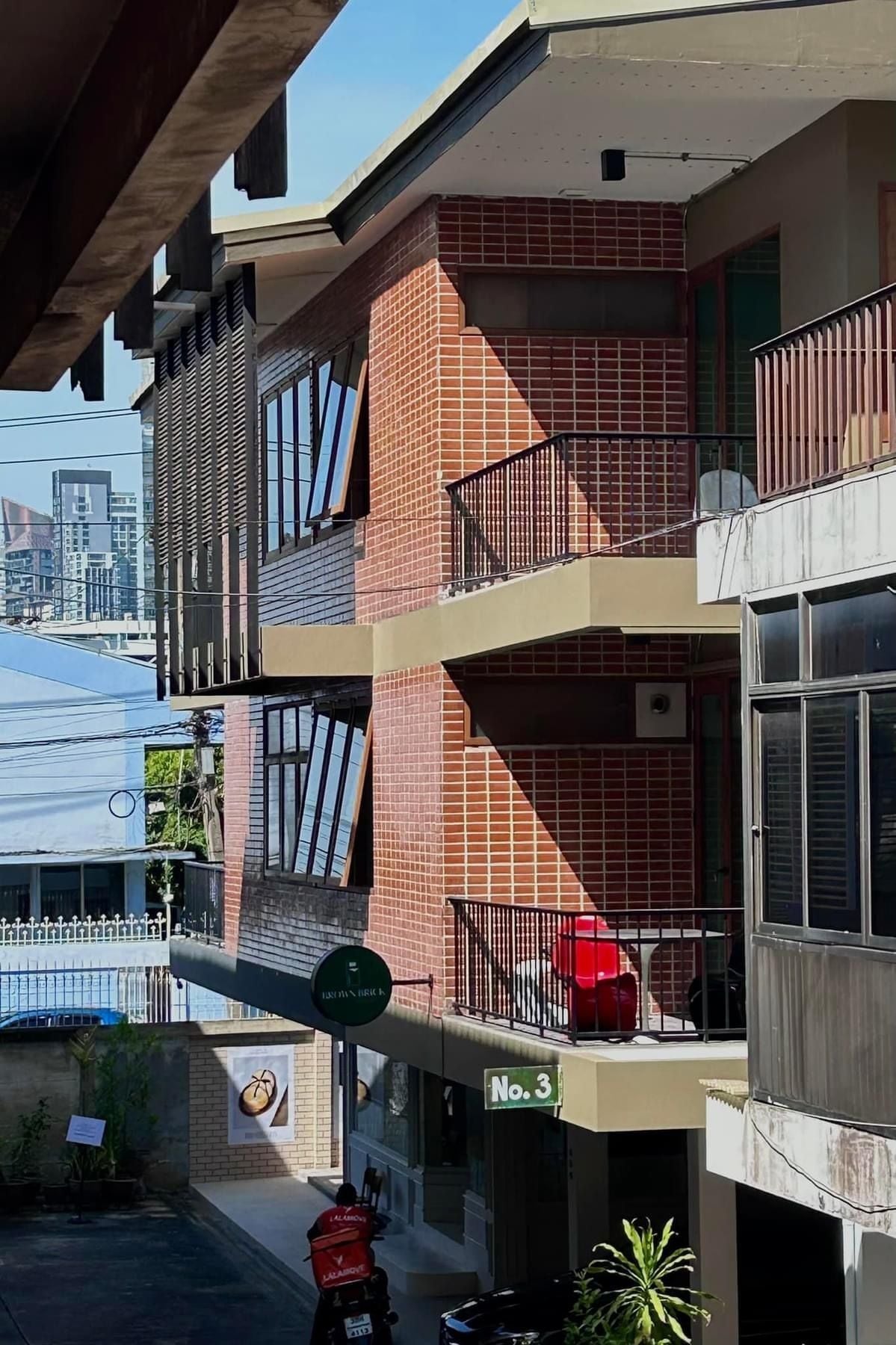 Project Name Brown Brick Thonglor