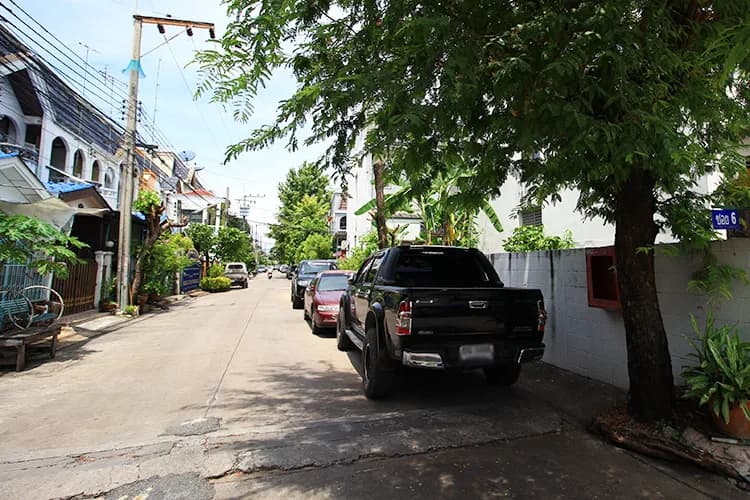 Thep Nakhon Niwet Village main view