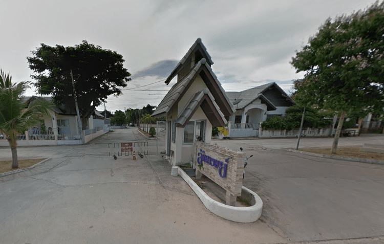 Laddarom Sriracha main view