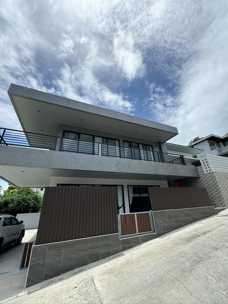 The Giant Villa main view