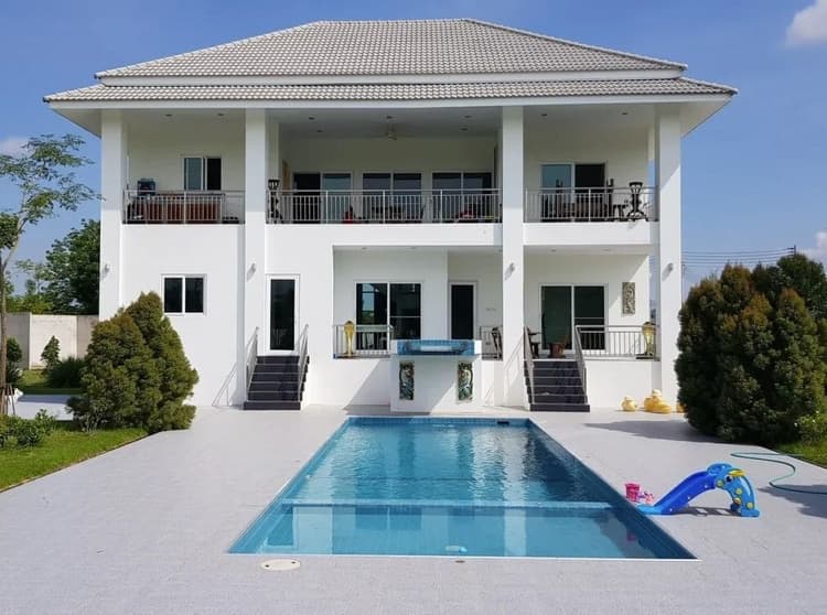 Leo Resort main view