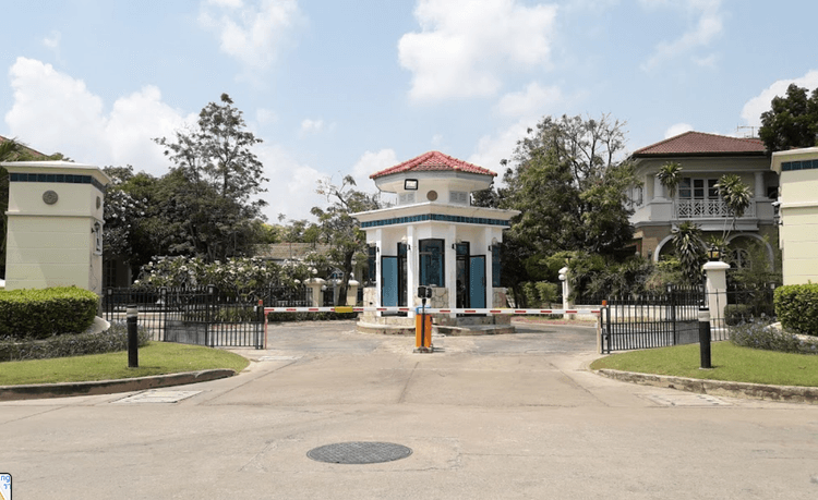 Ladawan Lake Colonial main view